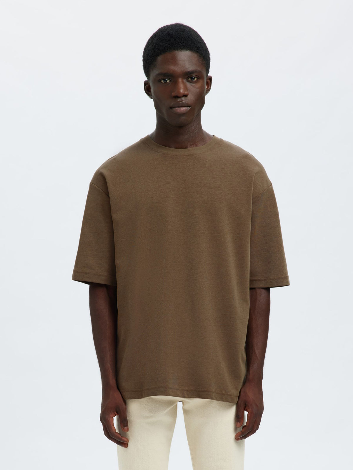 T-shirt Selected O-Neck marron, porté vue de face
