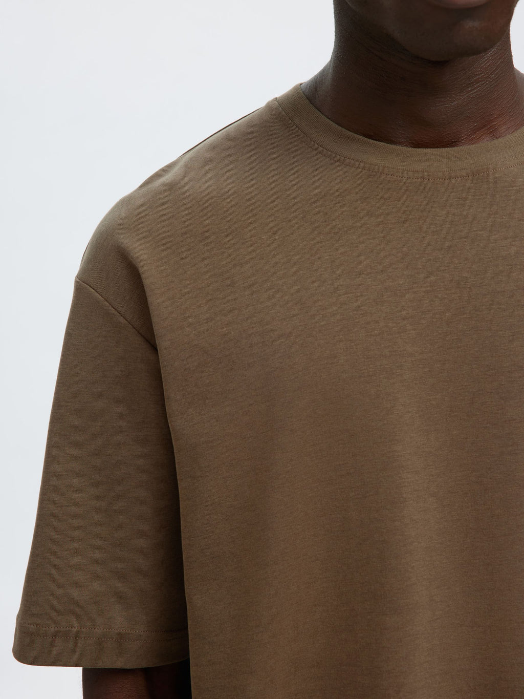 T-shirt Selected O-Neck marron, détail du col et de la manche
