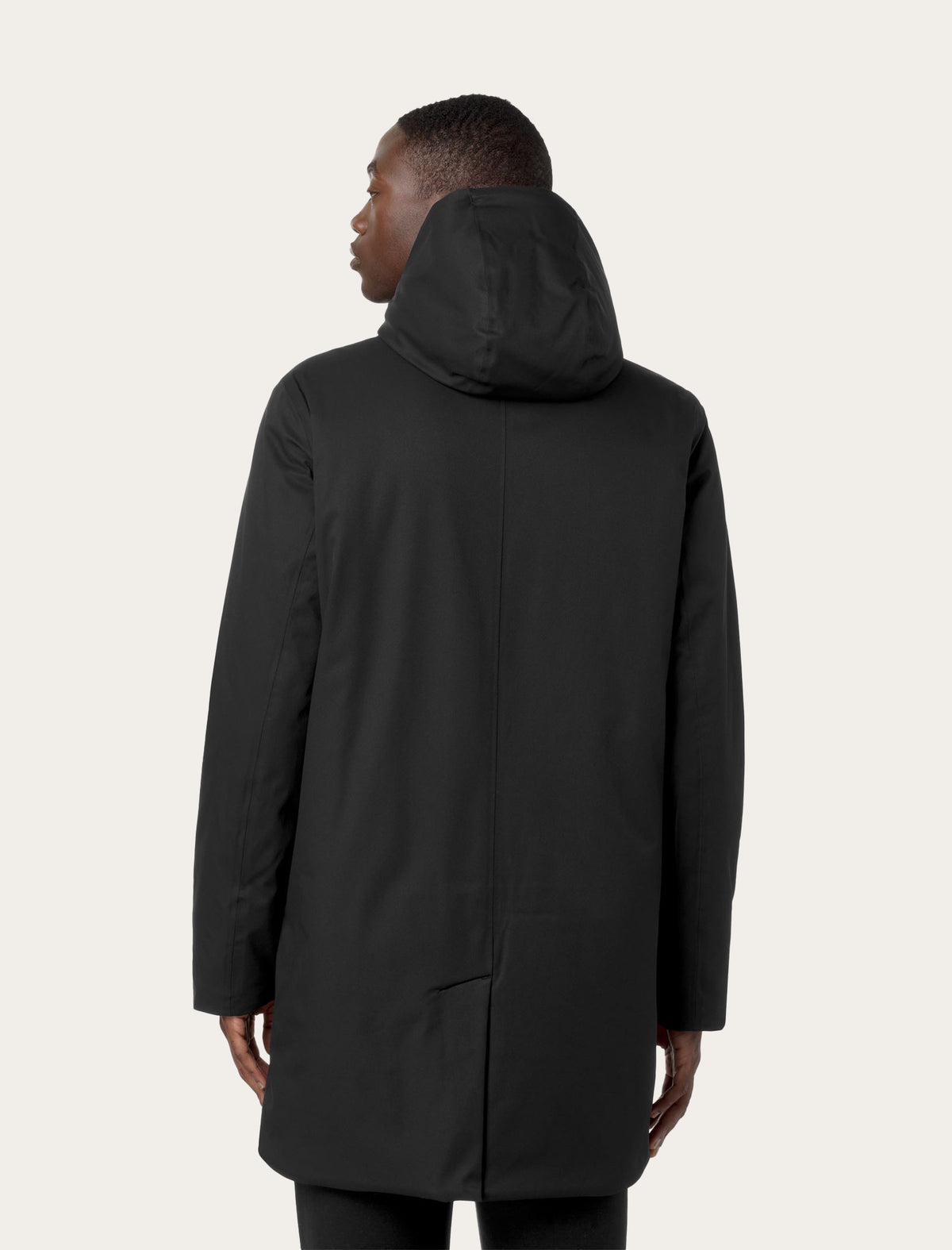 K-Way Jarno Twill Marmotta noire — silhouette longue et coupe imperméable portée