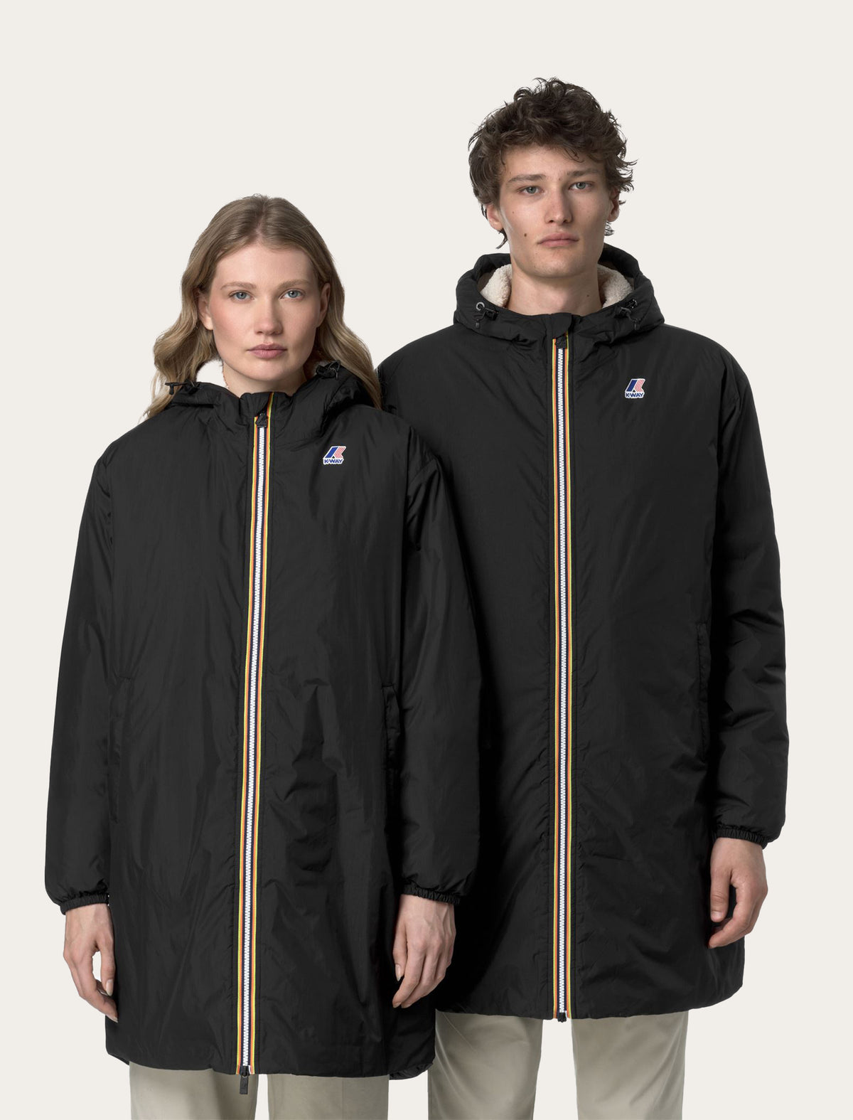 Parka K-Way Le Vrai 4.0 Eiffel East Orsetto noire portée homme et femme — doublure sherpa capuche visible