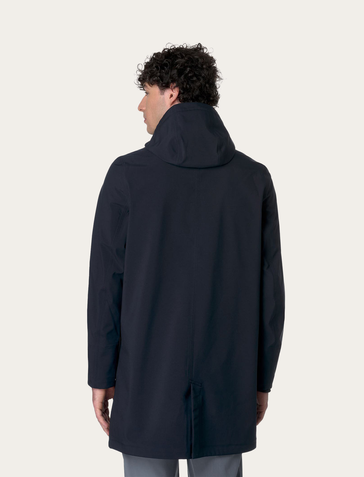 Parka K-Way Thomas Bonded marine portée homme — coupe longue imperméable et tissu bonded lisse