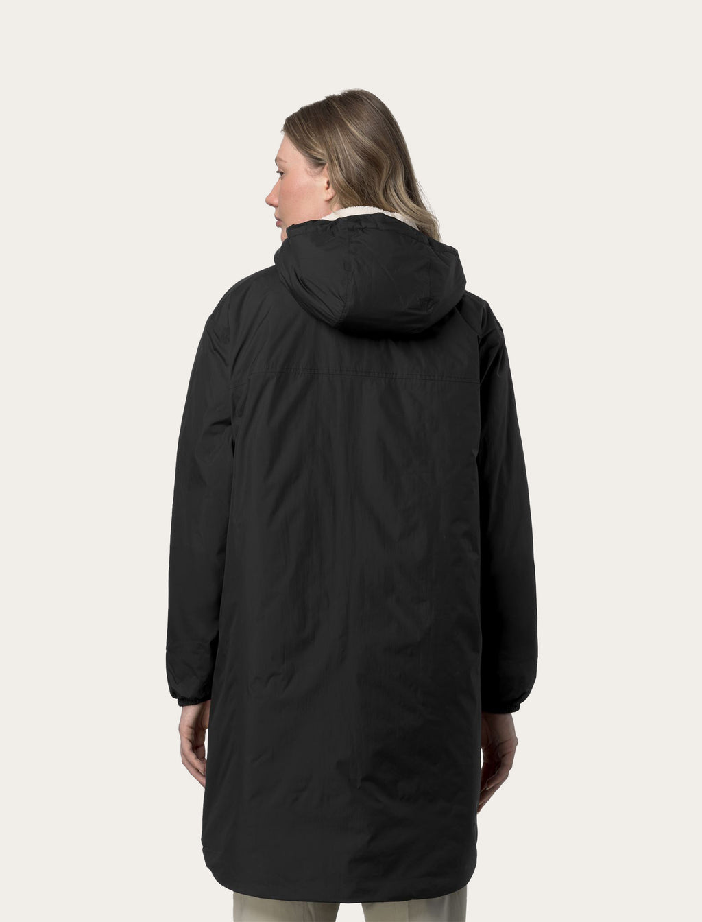 K-Way Le Vrai 4.0 Eiffel East Orsetto noire — longueur genou et doublure sherpa capuche portée