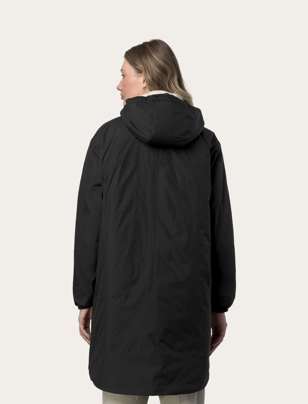 K-Way Le Vrai 4.0 Eiffel East Orsetto noire — longueur genou et doublure sherpa capuche portée