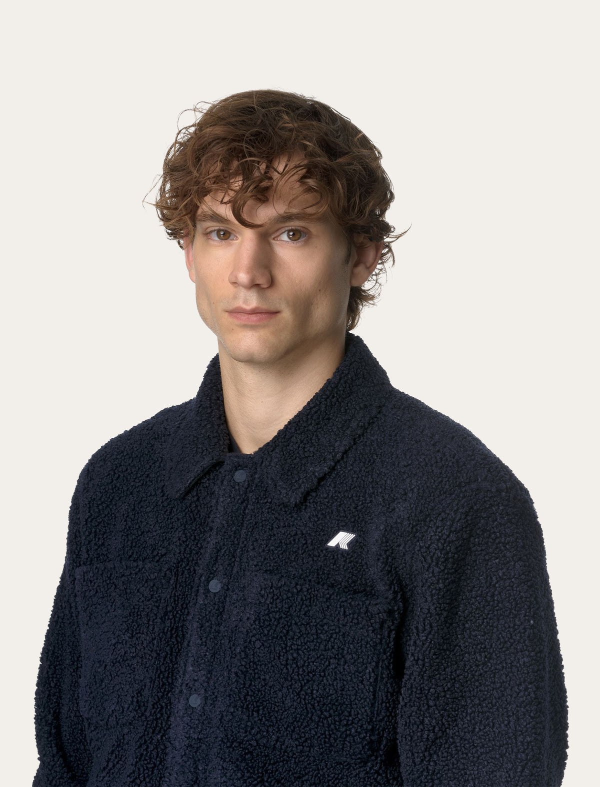 K-Way Cameron Sherpa Polar marine — texture bouclette, col chemise et logo brodé poitrine portés