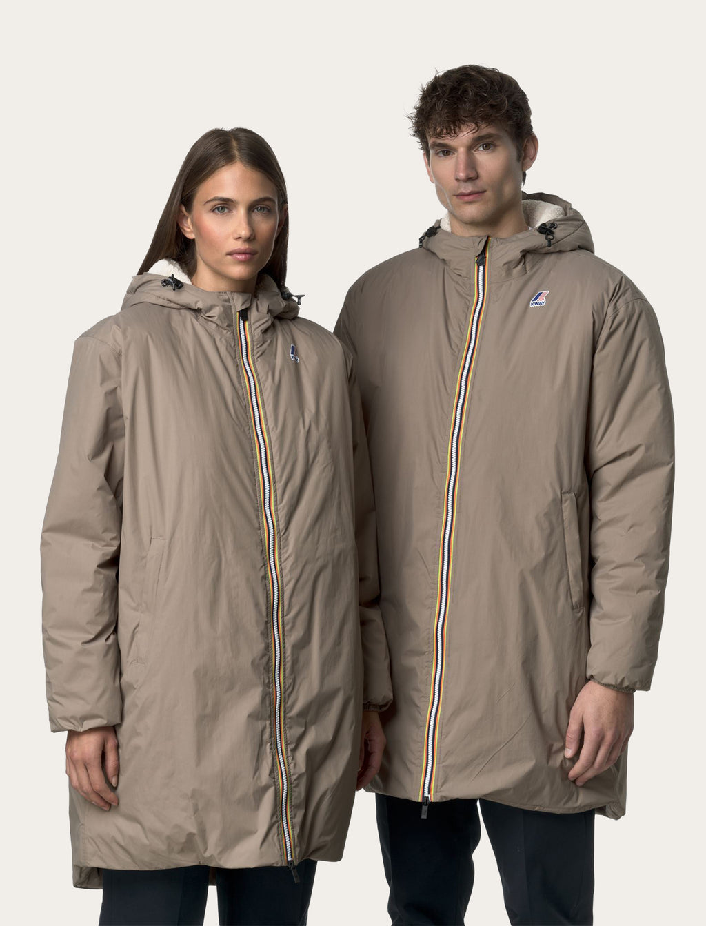 Parka K-Way Le Vrai 4.0 Eiffel East Orsetto taupe portée homme et femme — coupe longue unisexe